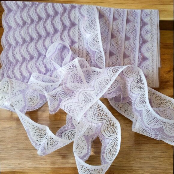 Chantilly Lace Trim - 1" x 18 yards - Lavender & White Scalloped - Picture 3 of 8